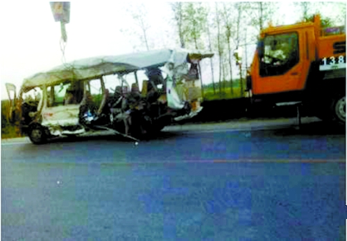 中巴車(chē)被吊起 （網(wǎng)友拍攝）