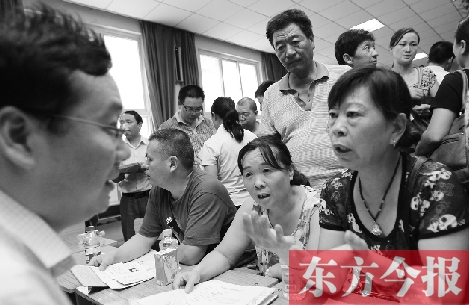 帶著孩子小升初的諸多疑問，眾多家長（右）向教育部門咨詢