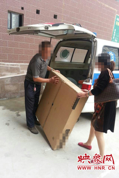 工作人員正在搬卸家具。