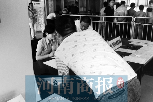 戴著耳機(jī)工作，挺“愜意”