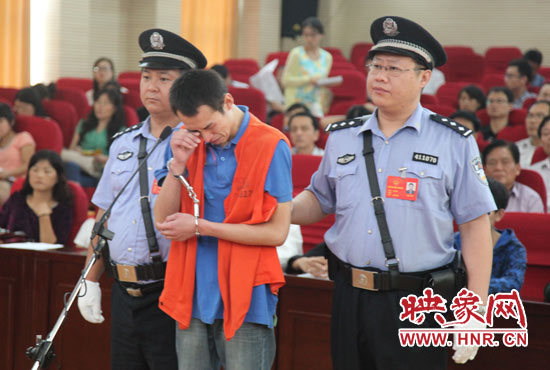 庭審現(xiàn)場(chǎng)，幾度流下淚水的小偉，后悔當(dāng)初太過(guò)沖動(dòng)。魏海勇-攝