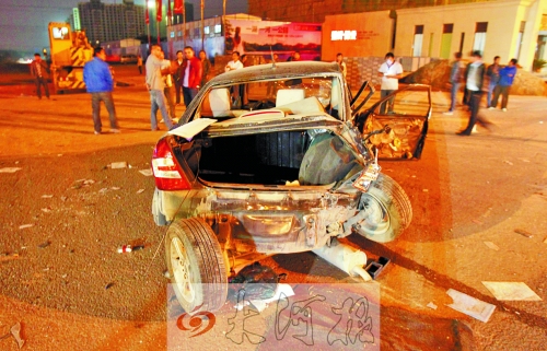 新鄭寶馬連撞兩車(chē)后沖進(jìn)戲臺(tái)邊人群致1死7傷 新鄭寶馬連撞兩車(chē)后沖進(jìn)戲臺(tái)邊人群致1死7傷