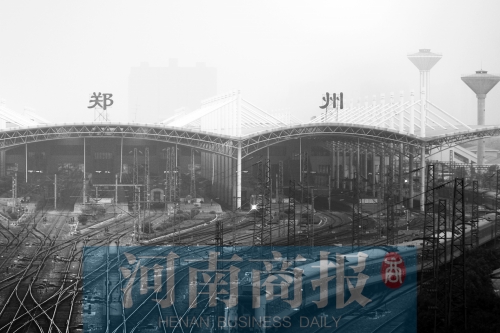 從解放路立交向南望去，火車站南側(cè)一座高樓在霧霾中若隱若現(xiàn)