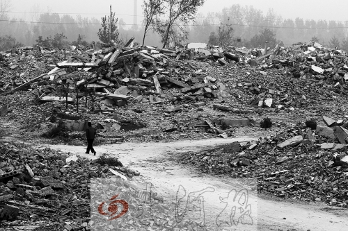 綠城街頭，海量的建筑垃圾令人觸目驚心。