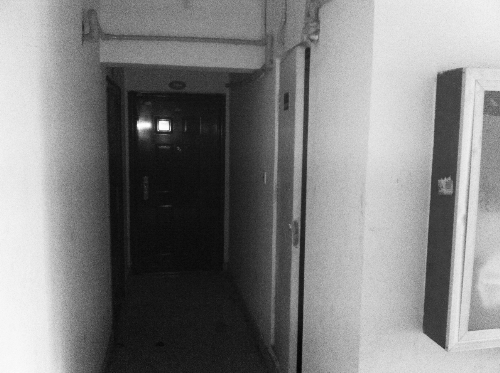 被砸網(wǎng)吧在鄭州安徐莊公館小區(qū)的一棟居民樓里，昨天，網(wǎng)吧已關門。