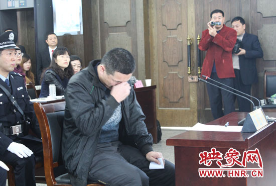 庭審現(xiàn)場，被告人常樹民哽咽著宣讀手中的悔恨書。