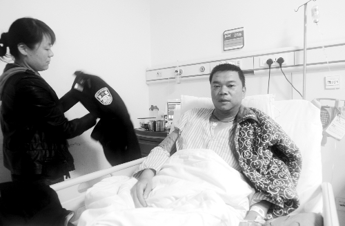 交警王建強(qiáng)目前仍呆在重癥監(jiān)護(hù)室里,妻子在為他整理警服 交警王建強(qiáng)目前仍呆在重癥監(jiān)護(hù)室里,妻子在為他整理警服