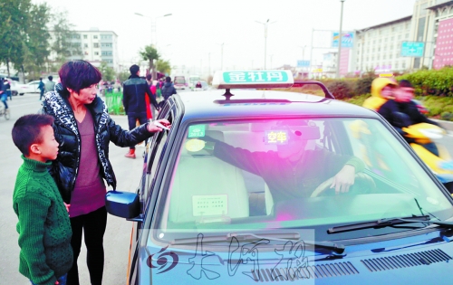 看見有帶小孩的乘客，王師傅都會遞上字條，提醒乘客。