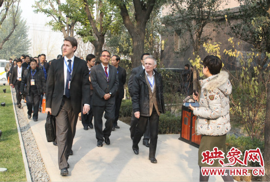 河南鄭州2013服務外包大會的嘉賓們參觀了金水科教園區(qū)和河南外包產(chǎn)業(yè)園并留下了深刻的印象。