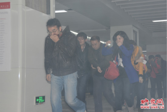 演習(xí)中，地鐵乘客從地鐵車廂中跑出。