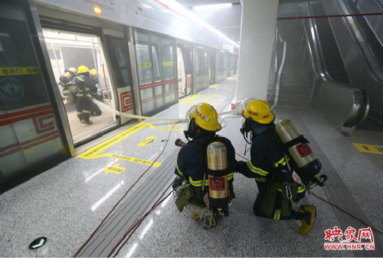 人員疏散完畢后，消防隊(duì)員開(kāi)始滅火