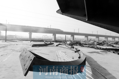 　鐵路兩側(cè)，不少建筑物已經(jīng)被拆除