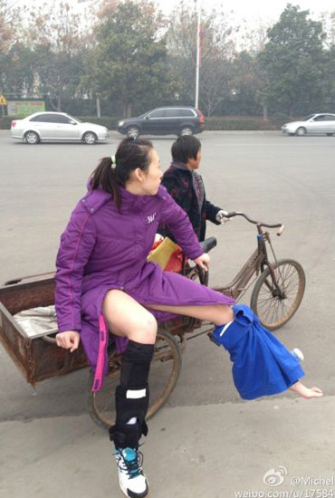 楊婕與朱婷相撞受傷下場(chǎng)-街頭大媽三輪送賓館。