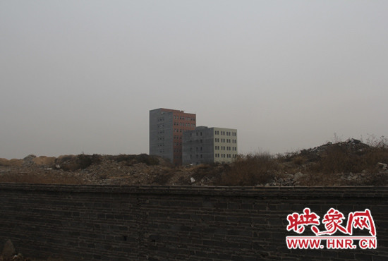 一墻之隔，但內(nèi)外環(huán)境卻截然不同