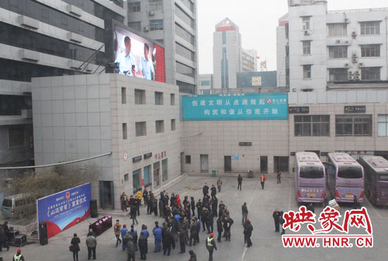 大巴車內(nèi)均在播放著這部以農(nóng)民工討薪為題材的微電影。