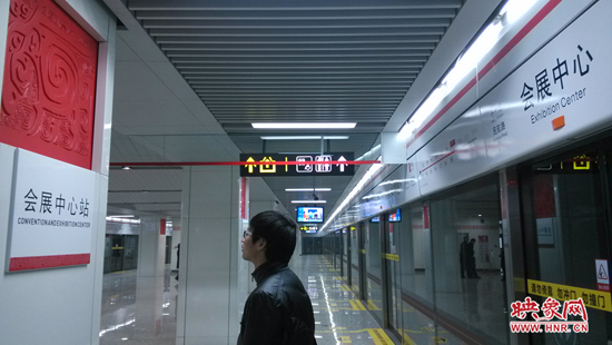 會展中心站，兩塊牌子的站點名稱英文翻譯也不相同