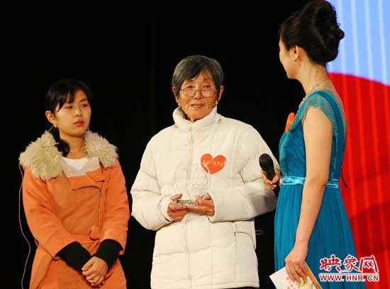 獲獎者劉傳真上臺領(lǐng)獎 獲獎者劉傳真上臺領(lǐng)獎