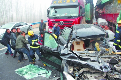 現(xiàn)場(chǎng)慘不忍睹，眾人合力施救。