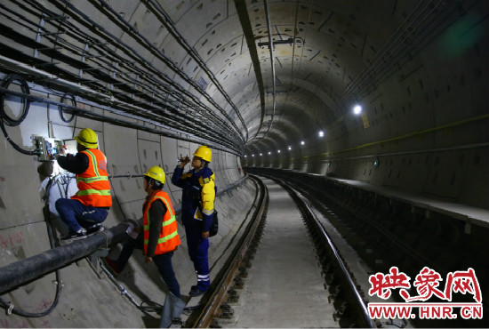 設(shè)施設(shè)備部通號(hào)室信號(hào)專業(yè)工程師正帶領(lǐng)著同事們進(jìn)行軌道信號(hào)轉(zhuǎn)轍機(jī)零件更換。