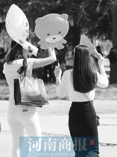 昨天高溫，有人穿上了短袖 記者 鄧萬里/攝