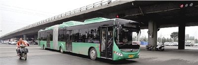 昨日上午，一輛B3快速公交測試車行駛在西三環(huán)的線路上。