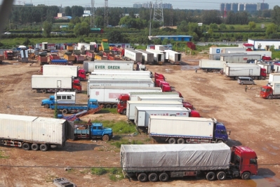 抓賭前，處警民警就藏身在這些廂式貨車內(nèi)。