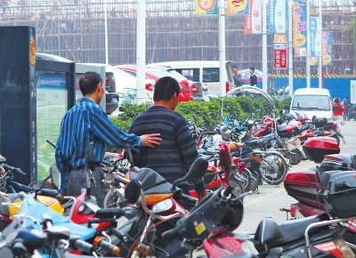 朋友陪伴該男子離開 朋友陪伴該男子離開