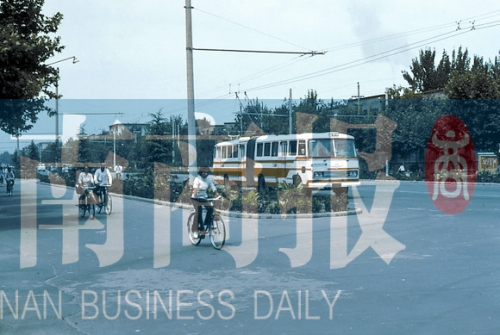 1983年的建設(shè)路，已經(jīng)有了電車