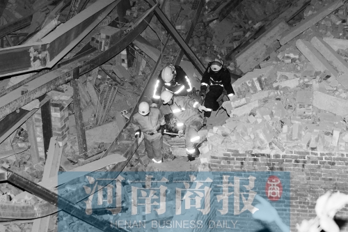 昨晚8點(diǎn)30分，消防員從廢墟中救出一名被埋者