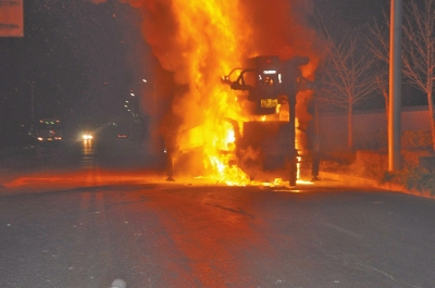 火勢異常兇猛,消防官兵都無法靠近。