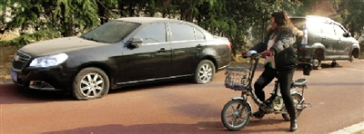 緊臨西三環(huán)一小區(qū)門口停的轎車，8輛車車胎被扎