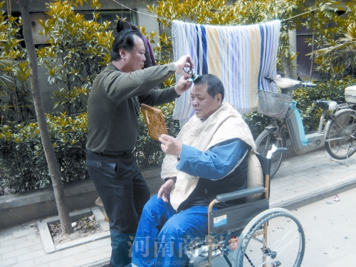 2011年8月18日，老鄰居給高新海剪發(fā)