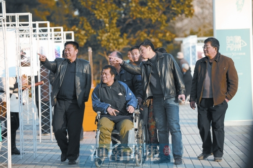 2009年9月15日，老鄰居們陪高新海游綠城廣場(chǎng) 井勇/供圖