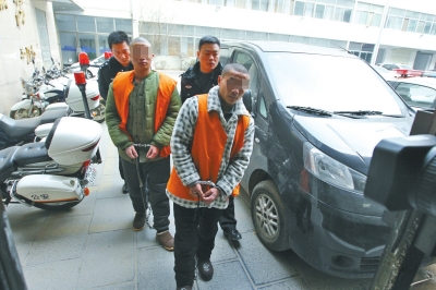 倆刑釋男子，冒充“富二代”，微信搜附近的人，專搶出入娛樂場(chǎng)所女性