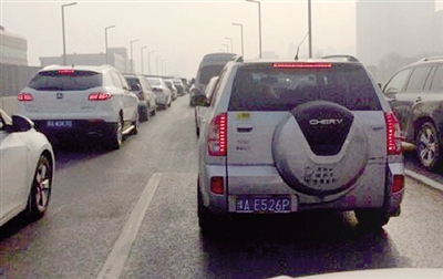 早高峰隴海高架橋從秦嶺路開始，一直向東都已經(jīng)堵成停車場了。 直播369 圖