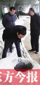 出事后，窨井僅被蓋上了一層布