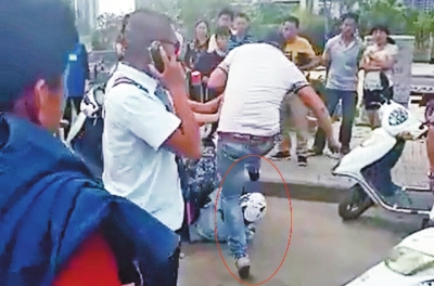 一男子有用腳踢女城管頭部的動作 一男子有用腳踢女城管頭部的動作