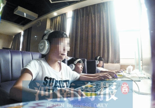 這家名為優(yōu)客體育競(jìng)技俱樂(lè)部的店內(nèi)，有許多未成年人在上網(wǎng)玩游戲