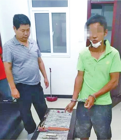 犯罪嫌疑人張某某（右）被抓時(shí)，挎包中被搜出兩把長(zhǎng)約30厘米的尖刀