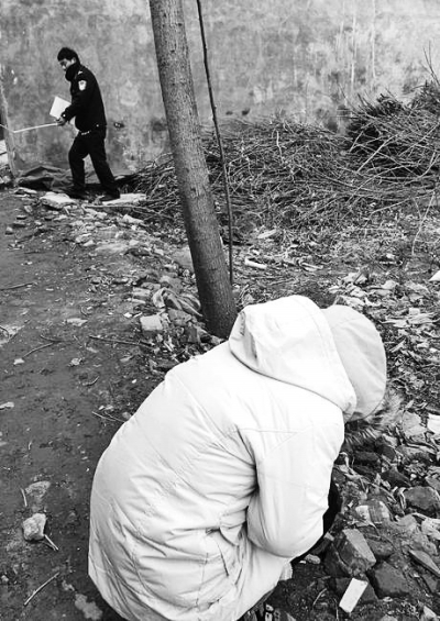 案發(fā)現(xiàn)場(chǎng)附近，死者的姐姐在痛哭。