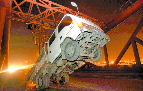 　車上升降機(jī)的工作臺(tái)被卡，車身前部高高翹起。