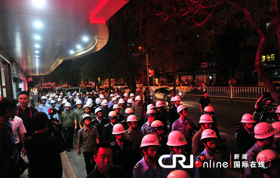 2012年12月26日晚，海南省三亞市，三亞市綜合行政執(zhí)法局河西大隊近百名城管上街執(zhí)法。