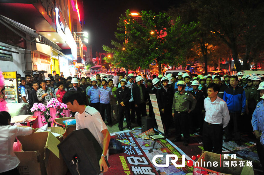 　2012年12月26日晚，海南省三亞市，三亞市綜合行政執(zhí)法局河西大隊近百名城管上街執(zhí)法。