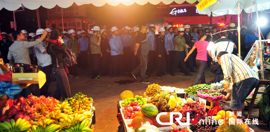 2012年12月26日晚，海南省三亞市，三亞市綜合行政執(zhí)法局河西大隊近百名城管上街執(zhí)法。