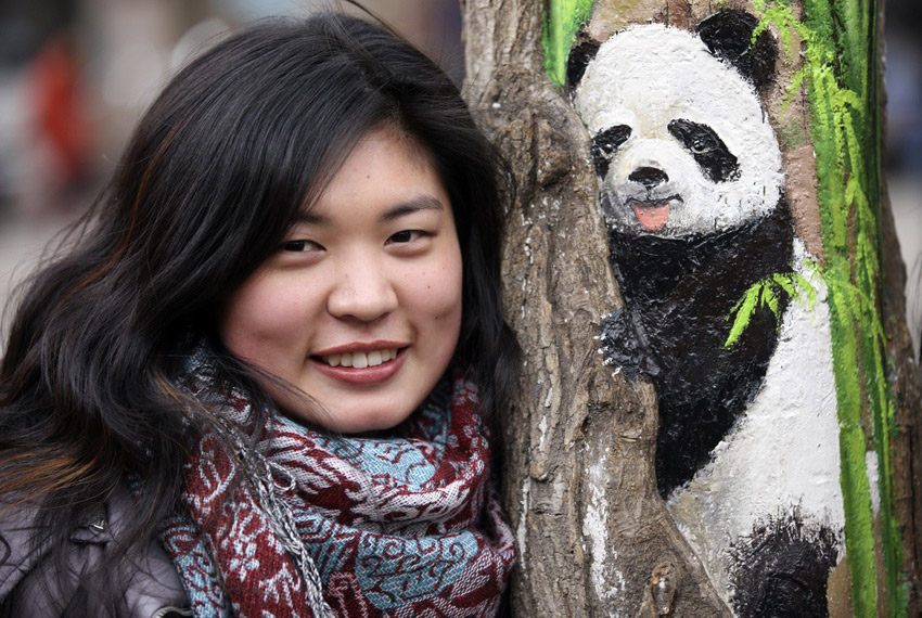 　3月1日，在河北省石家莊市九中街，王月與她的“樹洞畫”作品拍攝合影。