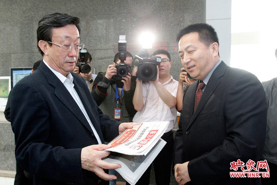 東方今報報社社長趙國平向河南省委書記、省人大常委會主任郭庚茂匯報東方今報的內(nèi)容、發(fā)行等情況 東方今報