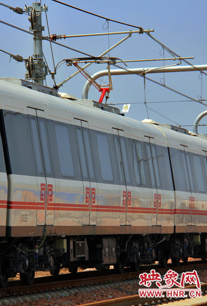 調(diào)試中的地鐵，電線已經(jīng)抬起充電
