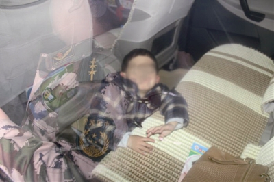 幼童被困車(chē)內(nèi) 父母心疼新車(chē)不愿砸窗救人(附圖) 幼童被困車(chē)內(nèi) 父母心疼新車(chē)不愿砸窗救人(附圖)