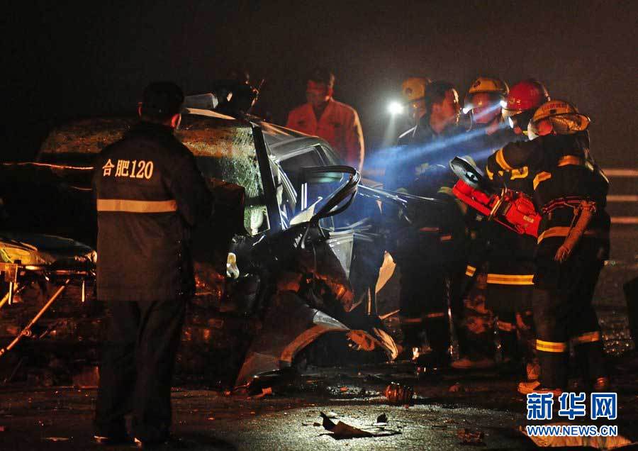 2013年1月9日，合肥，事故現(xiàn)場(chǎng)，兩輛受損車輛已經(jīng)全部變形