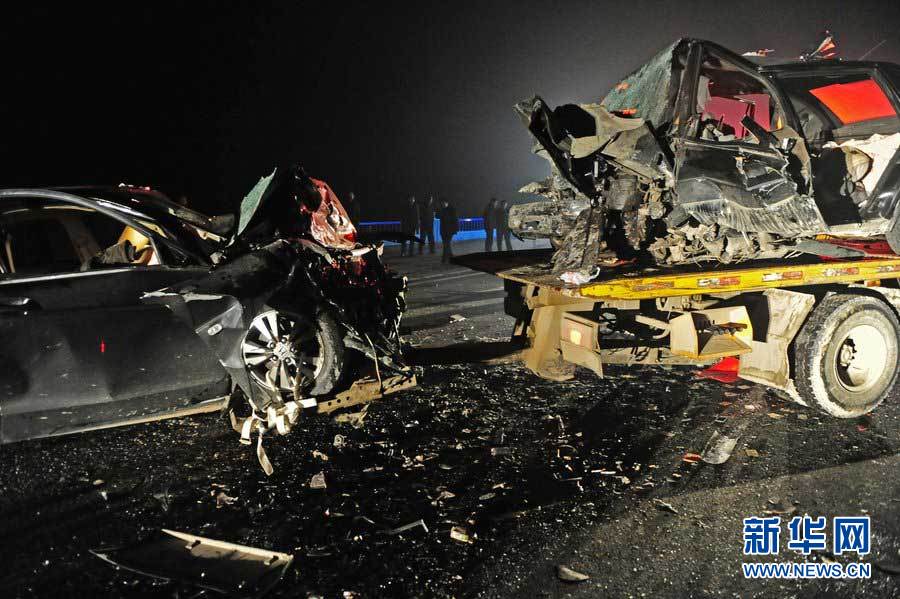 2013年1月9日，合肥，事故現(xiàn)場(chǎng)，兩輛受損車輛已經(jīng)全部變形